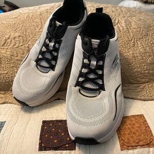 Skechers Women’s D’Lux Fitness Size 10
In Excellent Condition